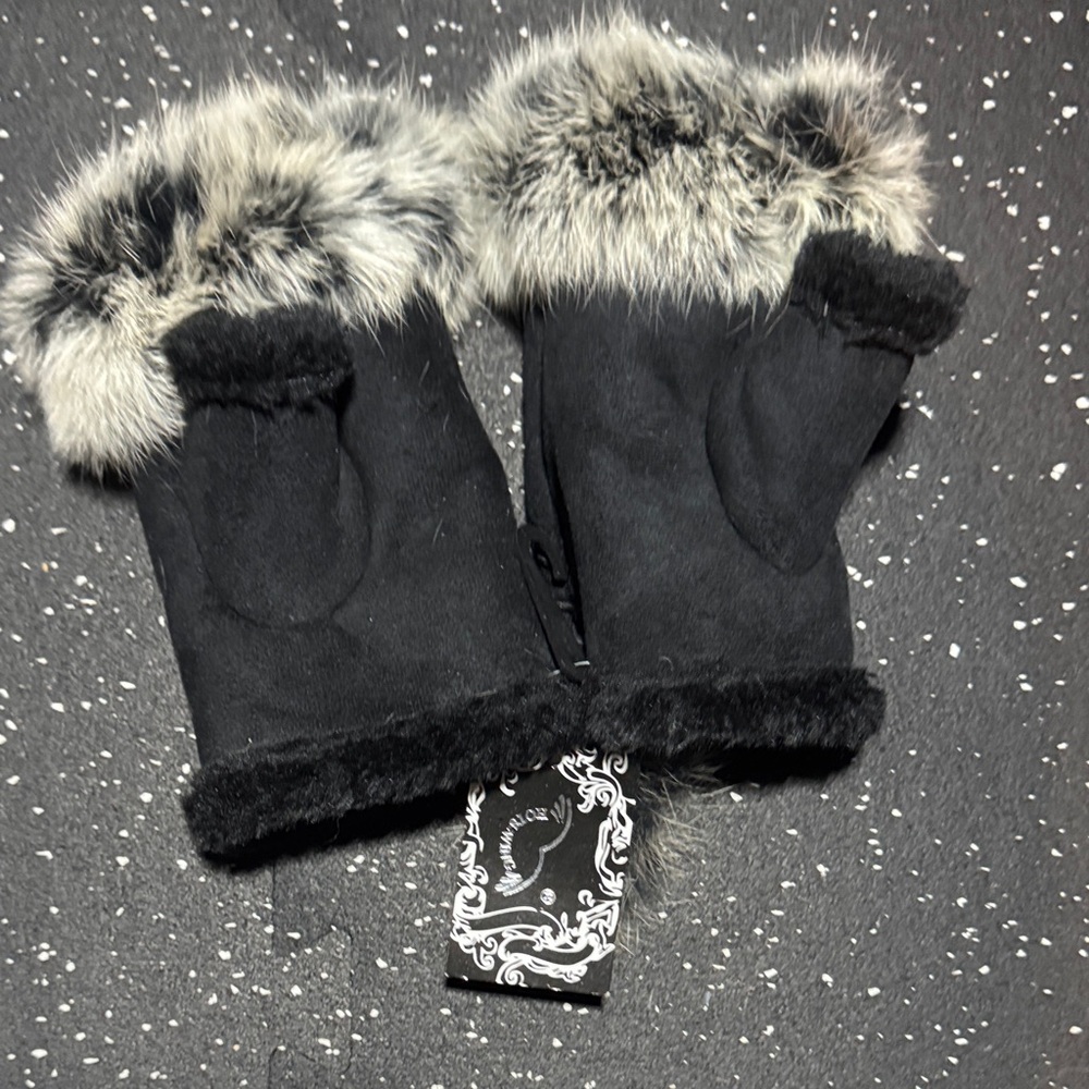 Elegant Black Fingerless Gloves with Faux Fur